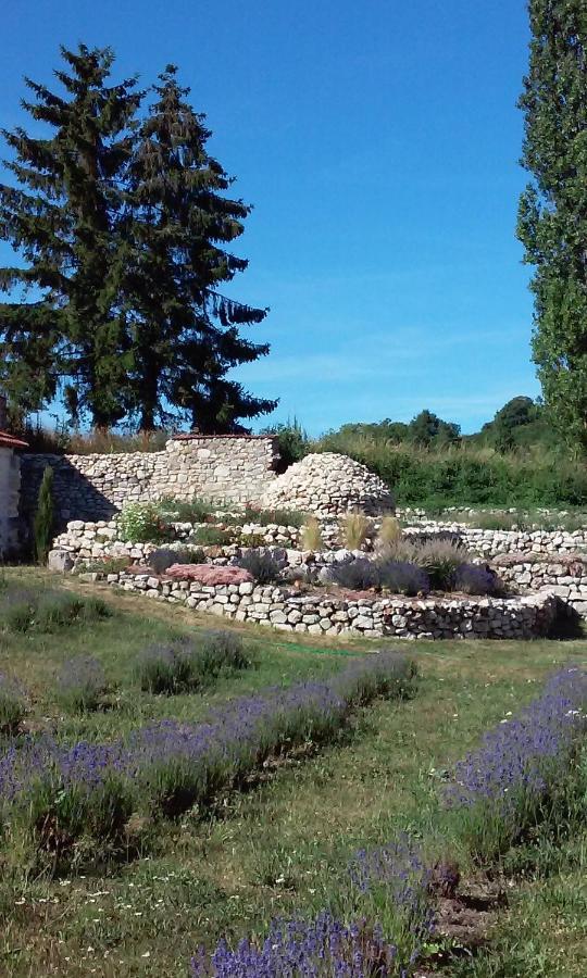 Вилла Les Bories En Champagne Montlevon Экстерьер фото